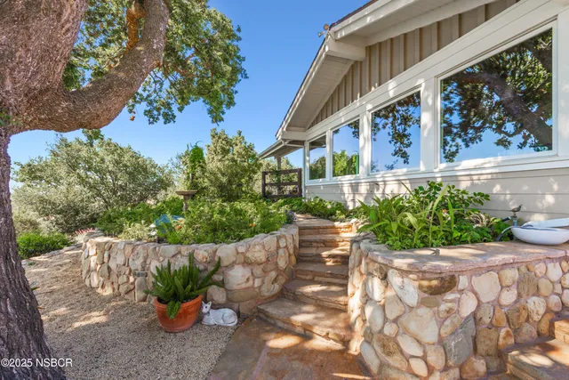 a view of a fountain in the front of a house
