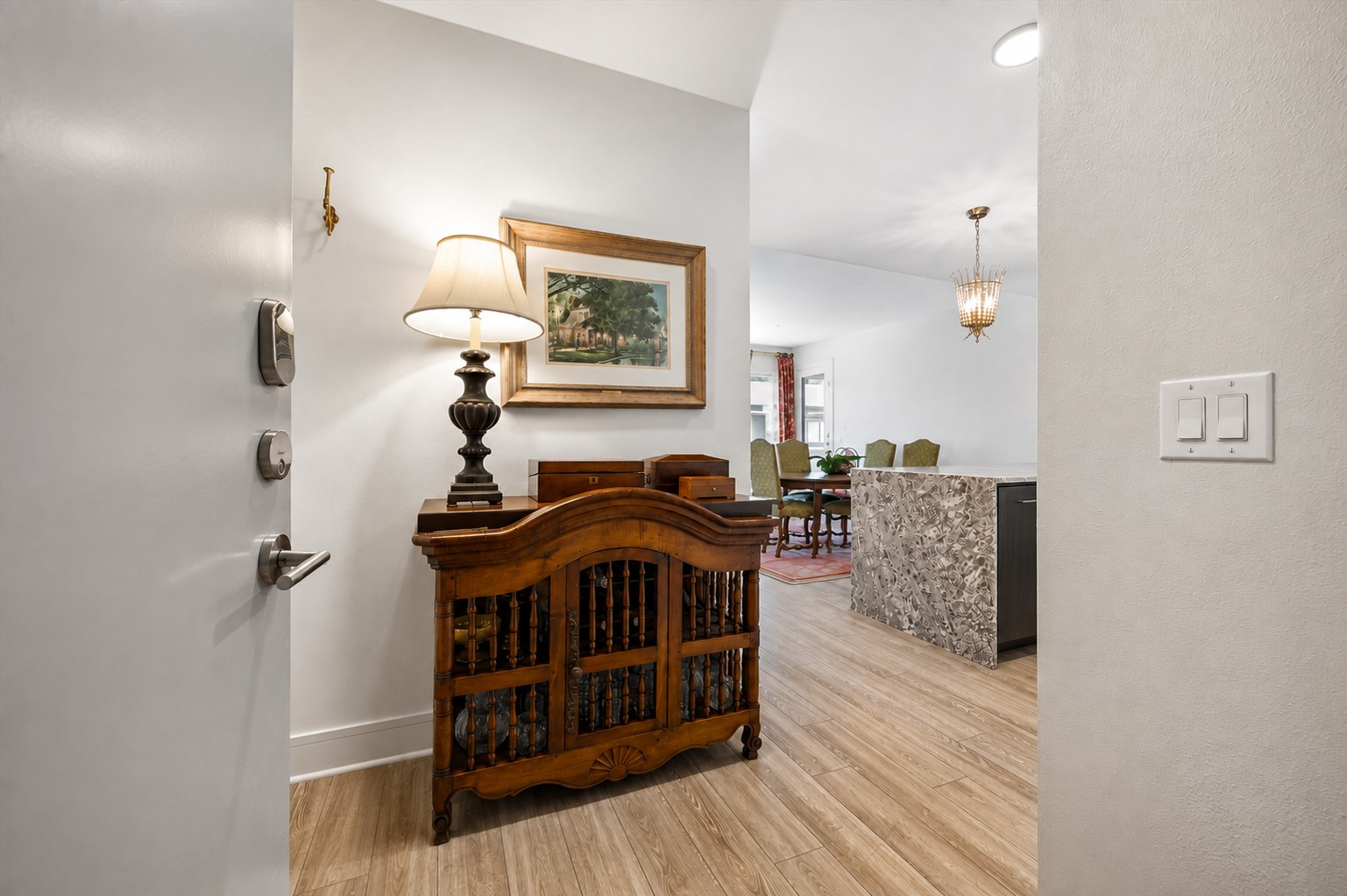 A rare foyer in a spacious condo​​‌​​​​‌​​‌‌​‌‌​​‌​​​​‌​​​‌‌​‌‌‌ layout