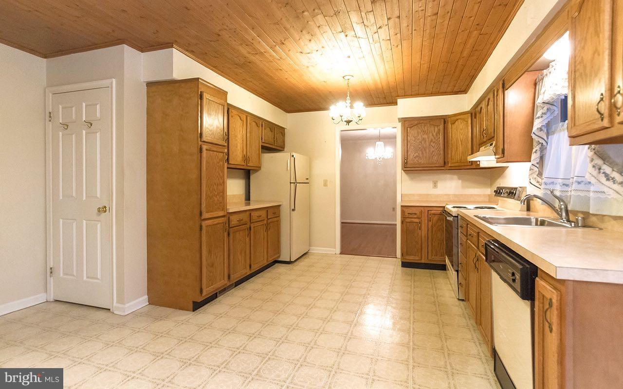 3905 Church Road Manchester, MD 21102 - Photo 4 of 30 Kitchen w/access to deck