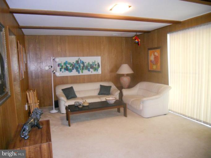 405 Hannes Street Silver Spring, MD 20901 - Photo 17 of 29 Family Room