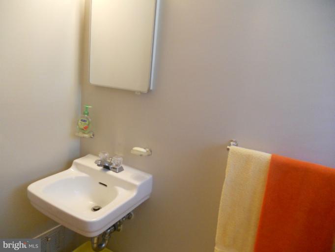 405 Hannes Street Silver Spring, MD 20901 - Photo 5 of 29 Bath