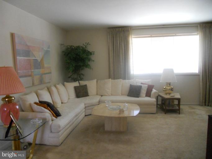405 Hannes Street Silver Spring, MD 20901 - Photo 6 of 29 Living Room