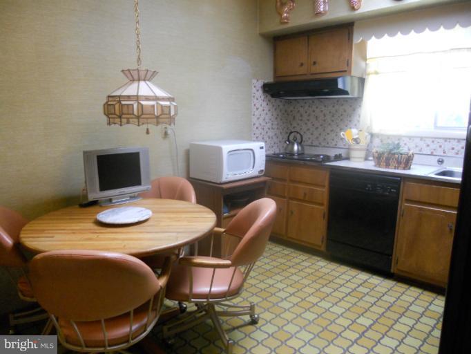 405 Hannes Street Silver Spring, MD 20901 - Photo 8 of 29 Kitchen