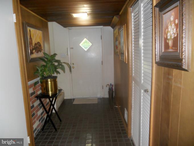405 Hannes Street Silver Spring, MD 20901 - Photo 10 of 29 Foyer