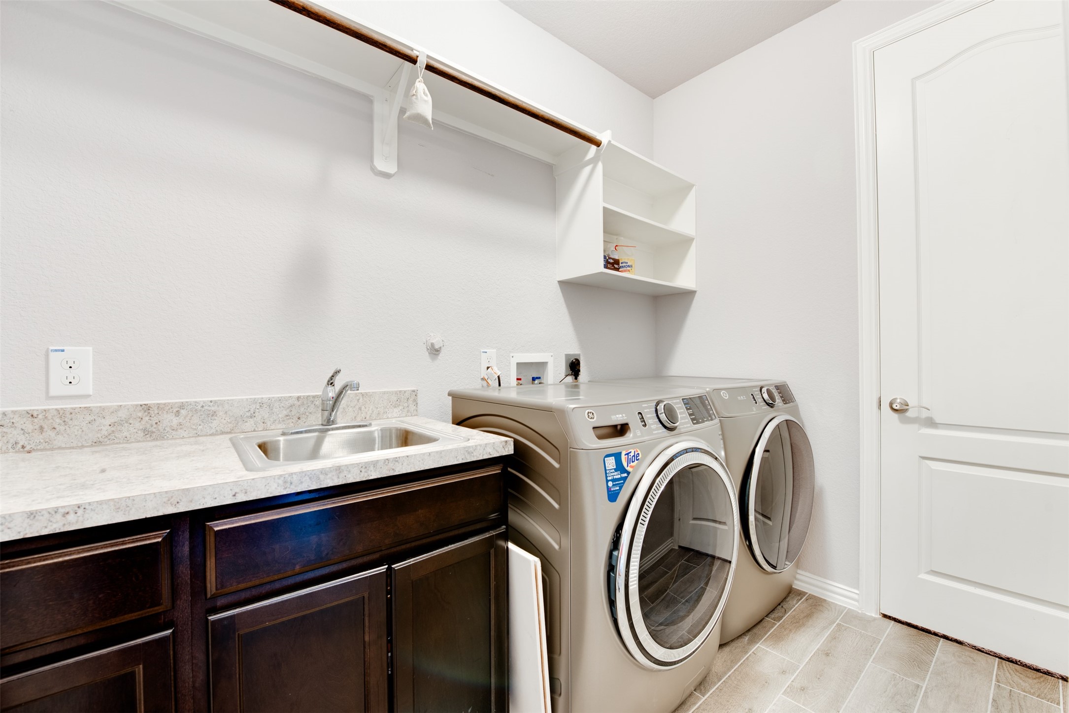 4310 Markstone Ridge Lane Rosharon, TX 77583 - Photo 28 of 40 a utility room with dryer and washer