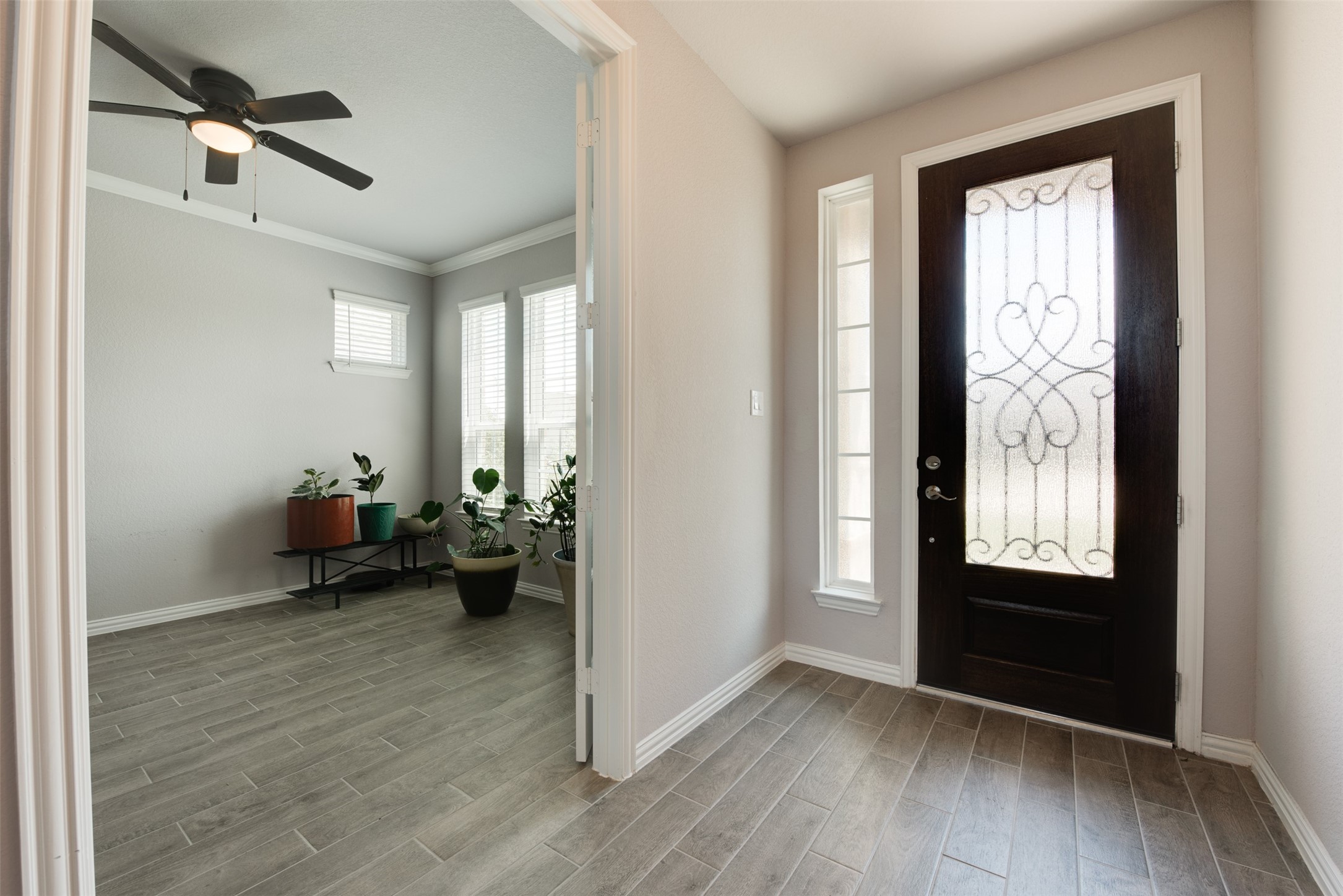 4310 Markstone Ridge Lane Rosharon, TX 77583 - Photo 4 of 40 an entryway at livingroom with furniture and windows