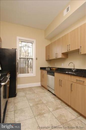 334 8th Street Northeast Washington, DC 20002 - Photo 11 of 23 Kitchen