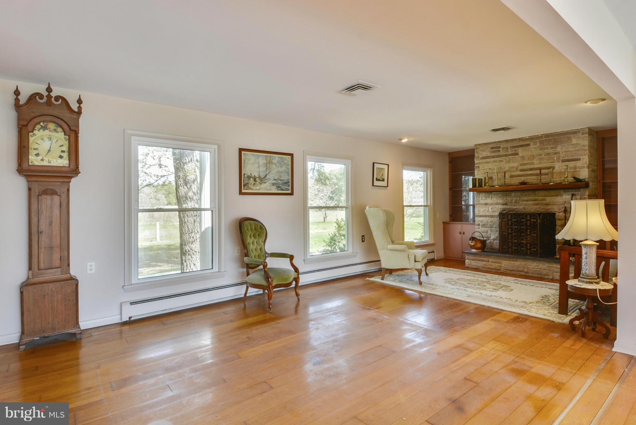 1006 Wagner Point Road Cambridge, MD 21613 - Photo 11 of 30 Living Room