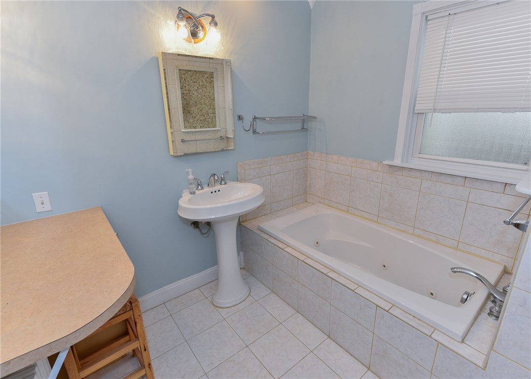 780 Main Road Tiverton, RI 02878 - Photo 19 of 35