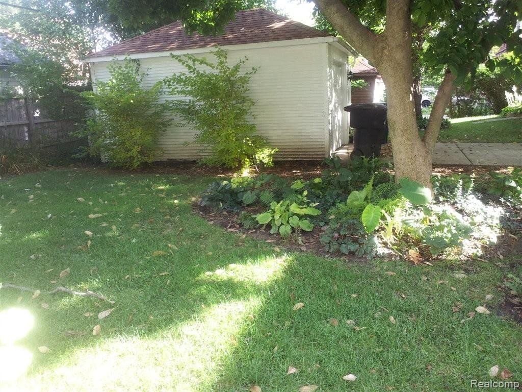 15062 Stahelin Road Detroit, MI 48223 - Photo 4 of 19 Beautiful Backyard