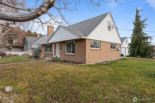 a view of a house with a backyard