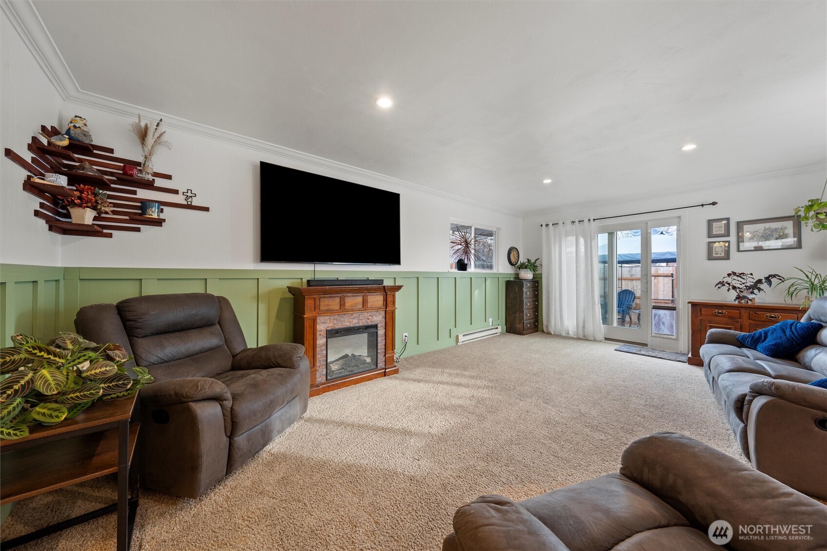 1162 D Street Southwest Ephrata, WA 98823 - Photo 10 of 37 a living room with furniture and a flat screen tv