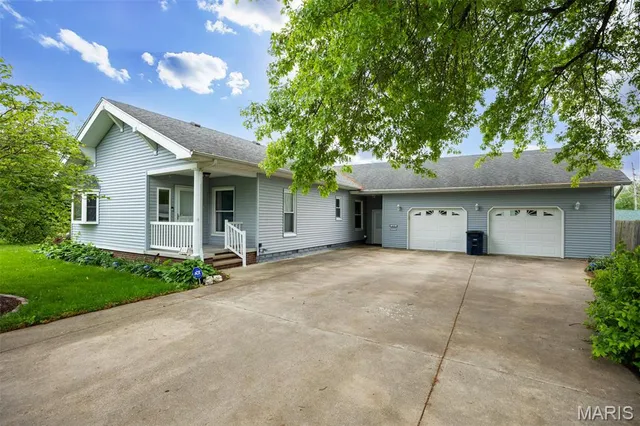 $184,900 | 418 East Maple Street, Gillespie, IL 62033