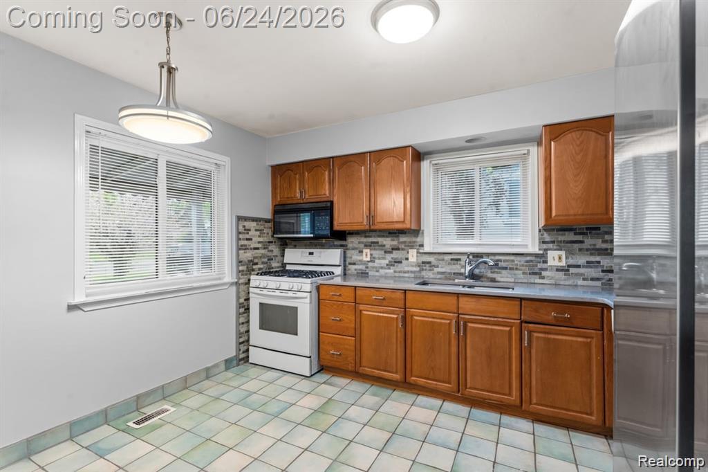 323 North Campbell Road Royal Oak, MI 48067 - Photo 6 of 22