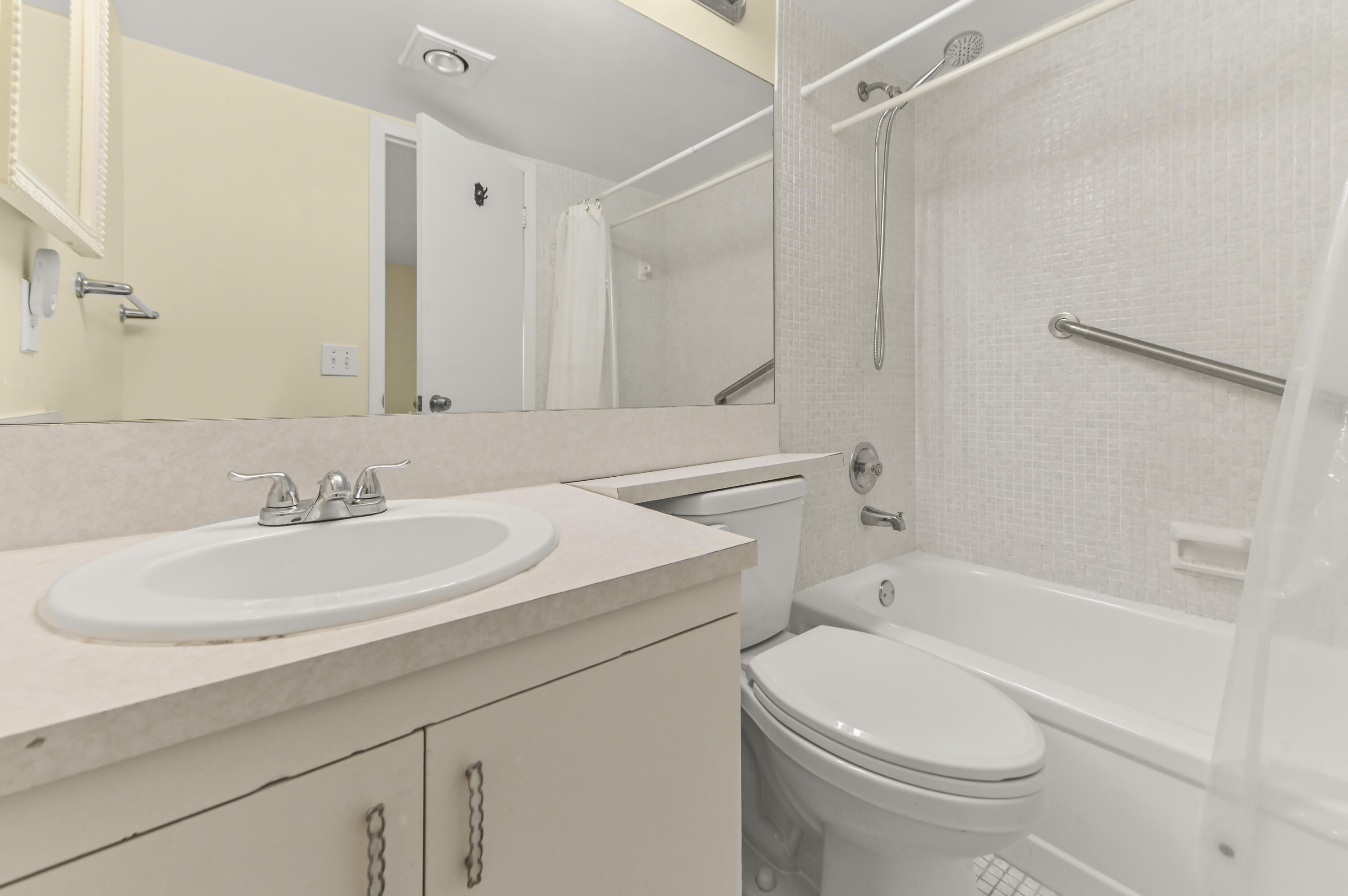 2056 Ainslie Drive Boca Raton, FL 33434 - Photo 13 of 44 14 Bathroom 03