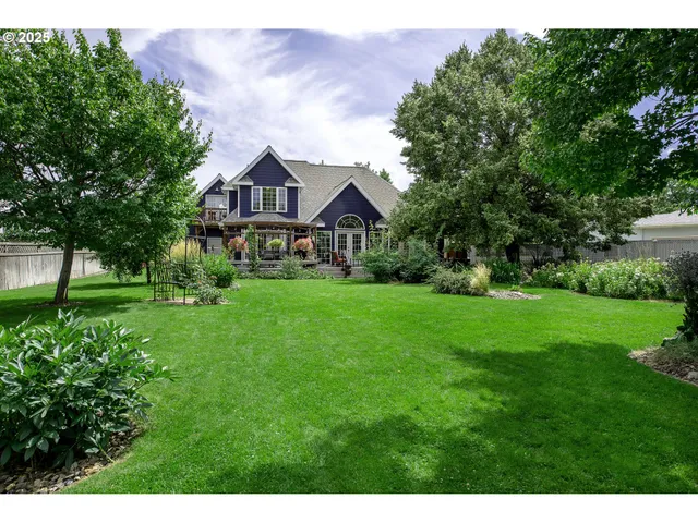 a view of house with backyard