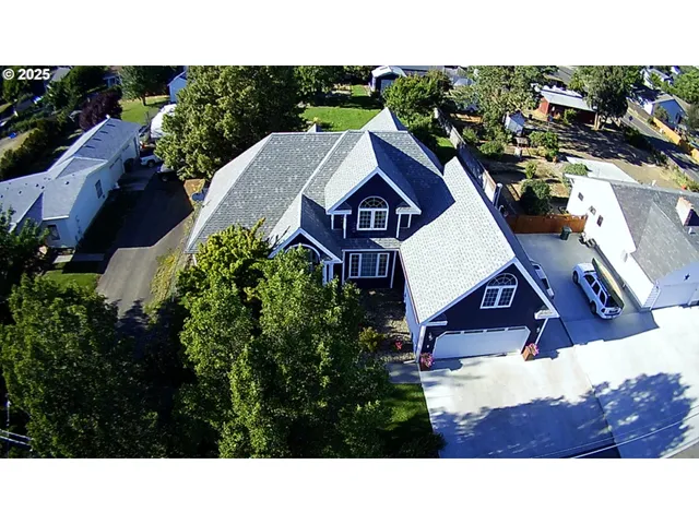 a view of a house with a backyard