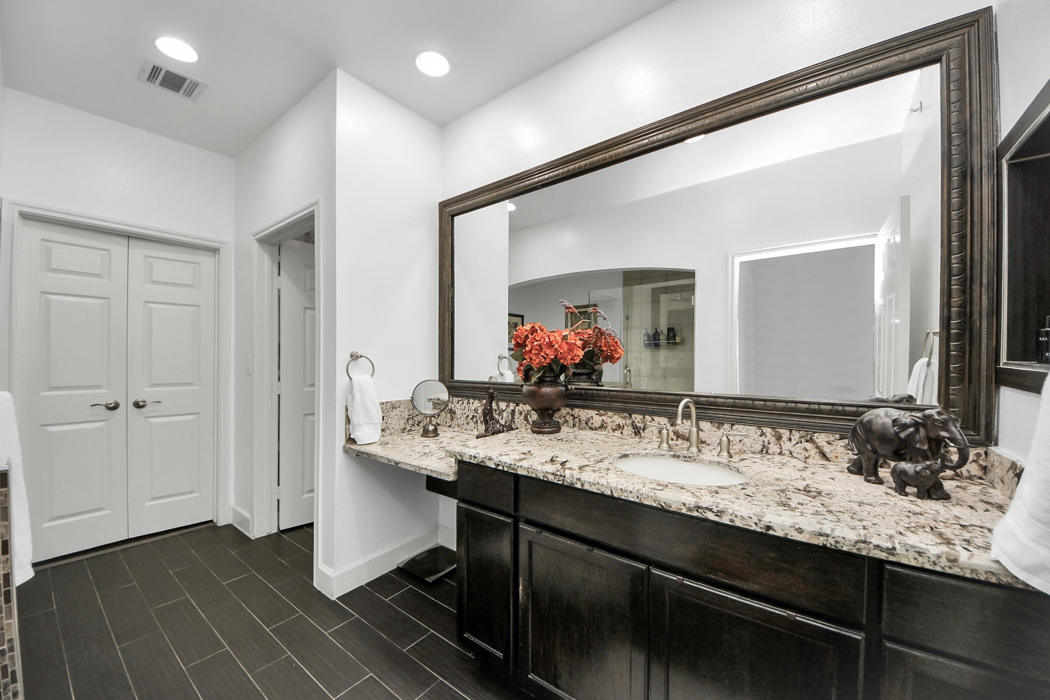 2400 McCue Road, Unit 424 Houston, TX 77056 - Photo 15 of 33 a bathroom with a double vanity sink and a mirror