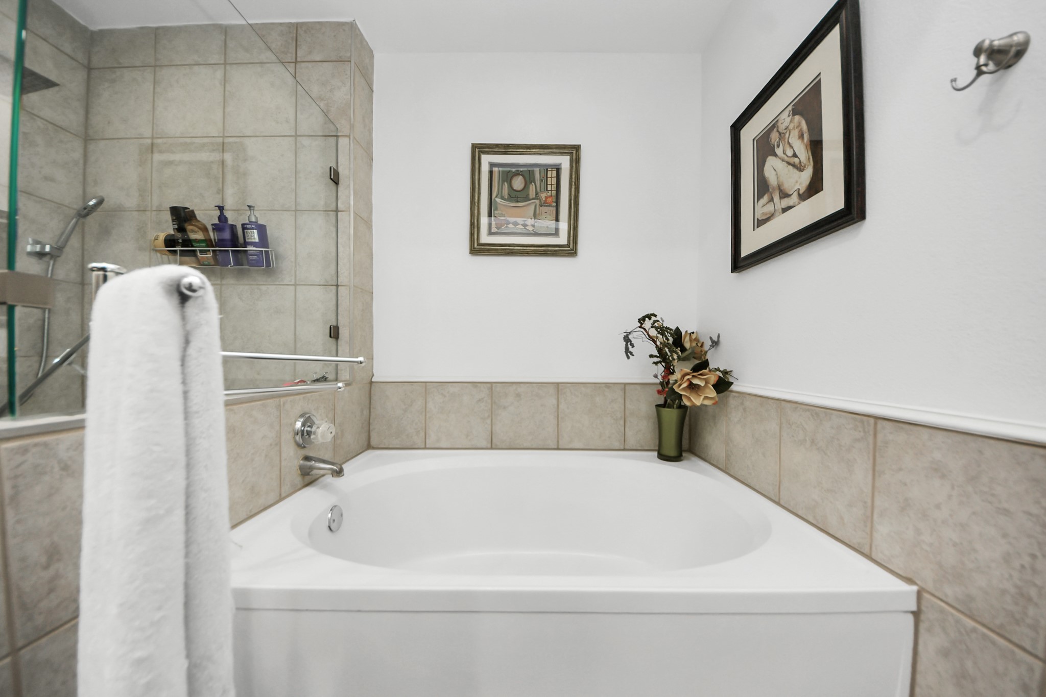 2400 McCue Road, Unit 424 Houston, TX 77056 - Photo 17 of 33 a bathroom with a bathtub