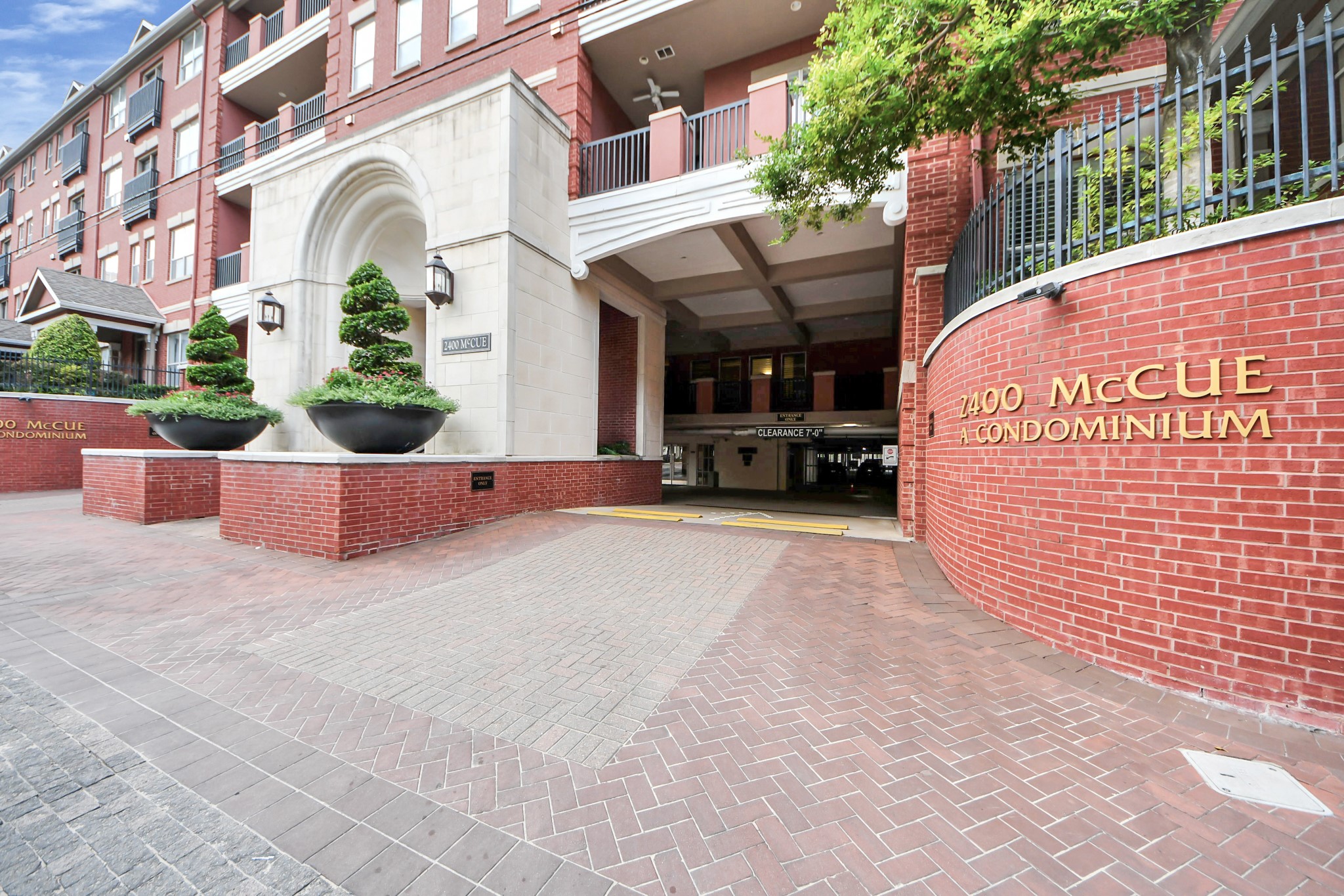 2400 McCue Road, Unit 424 Houston, TX 77056 - Photo 2 of 33 front view of a building with a bench