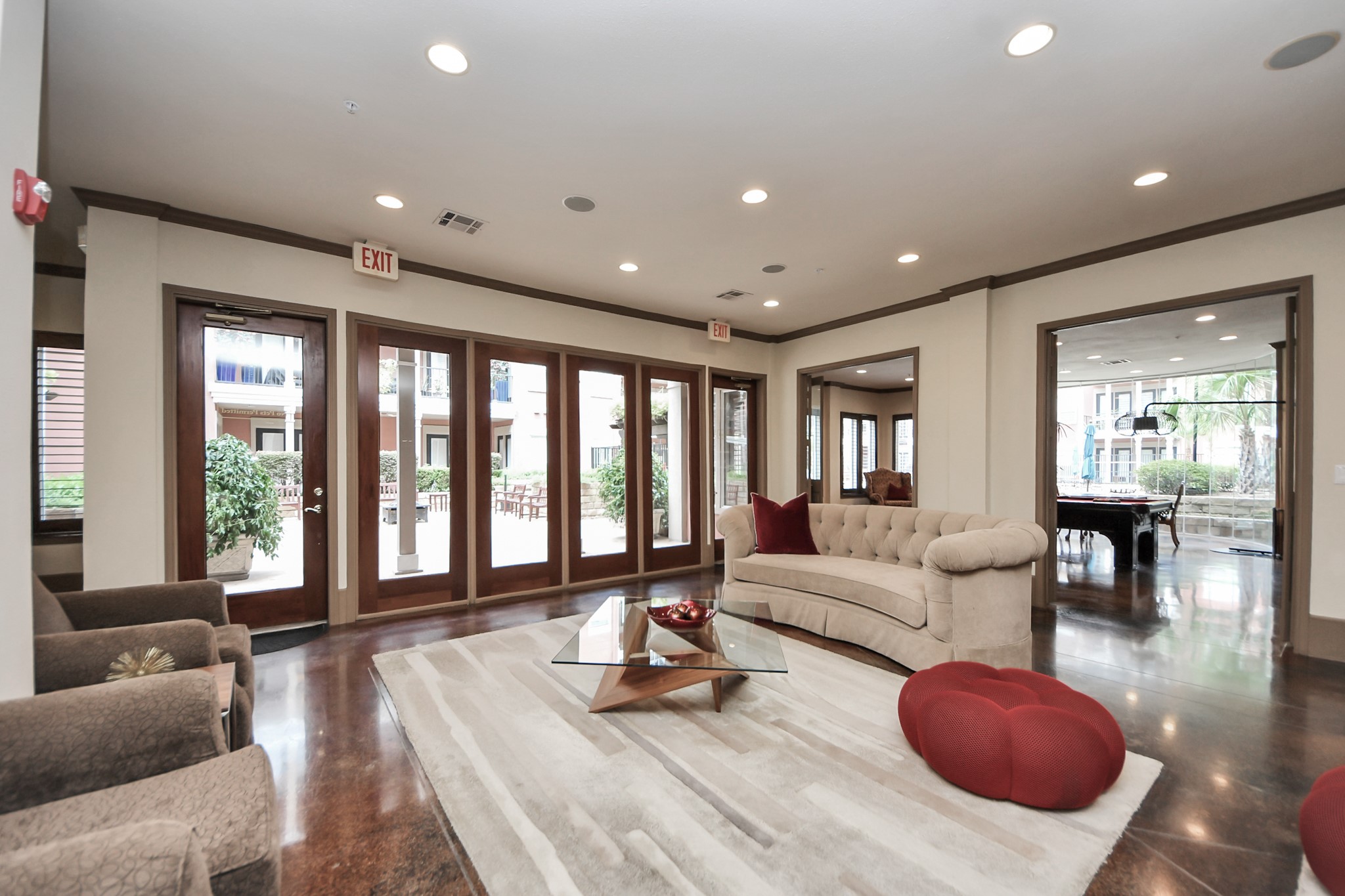 2400 McCue Road, Unit 424 Houston, TX 77056 - Photo 27 of 33 a living room with furniture and a large window