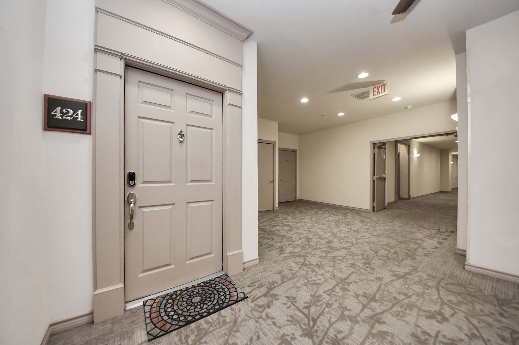 2400 McCue Road, Unit 424 Houston, TX 77056 - Photo 4 of 33 a view of a hallway with entryway