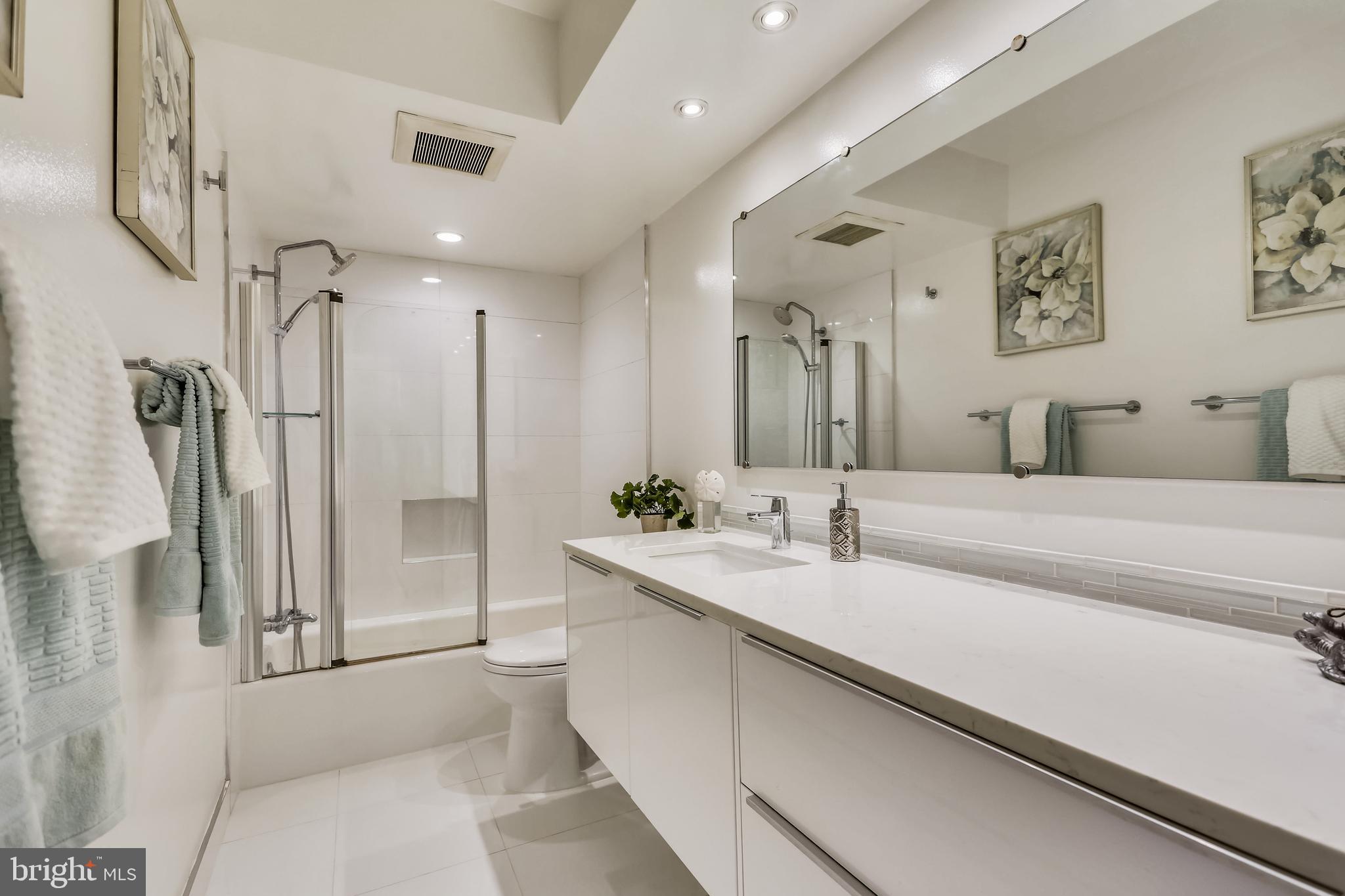 4620 North Park Avenue, Unit 1606E Chevy Chase, MD 20815 - Photo 38 of 73 Primary bathroom