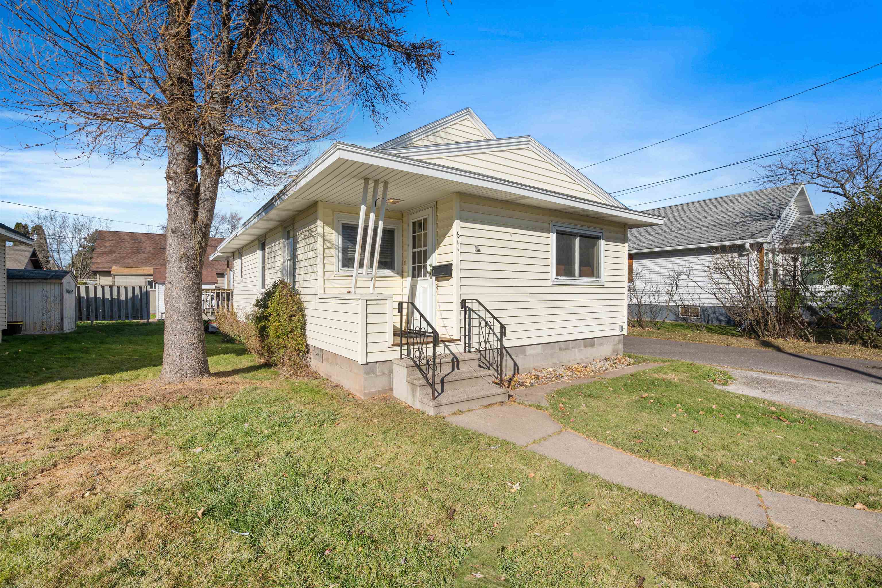 Bungalow-style home with crawl space