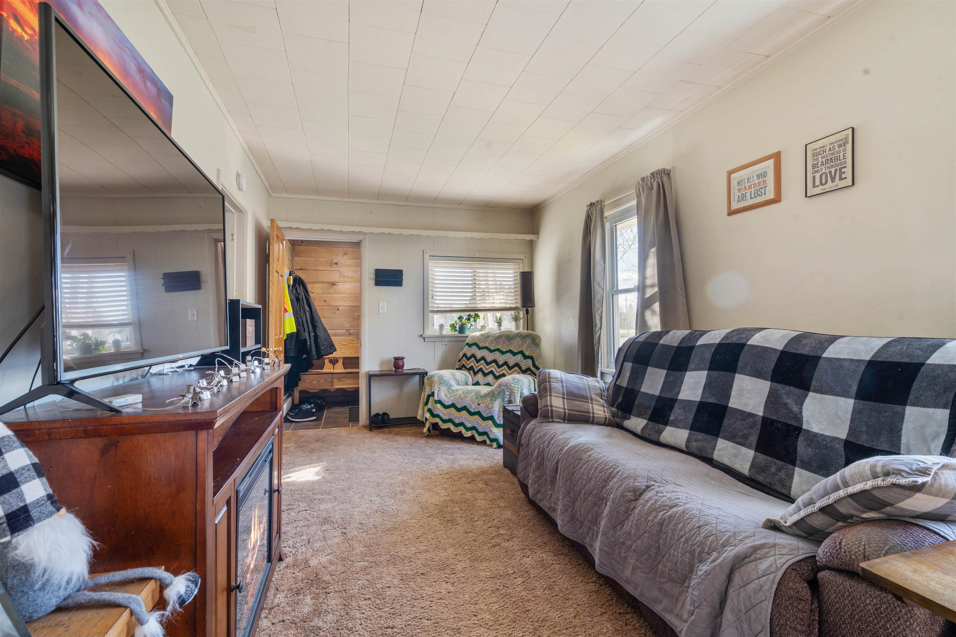611 12th Avenue East Superior, WI 54880 - Photo 5 of 20 Living room with carpet and ornamental molding