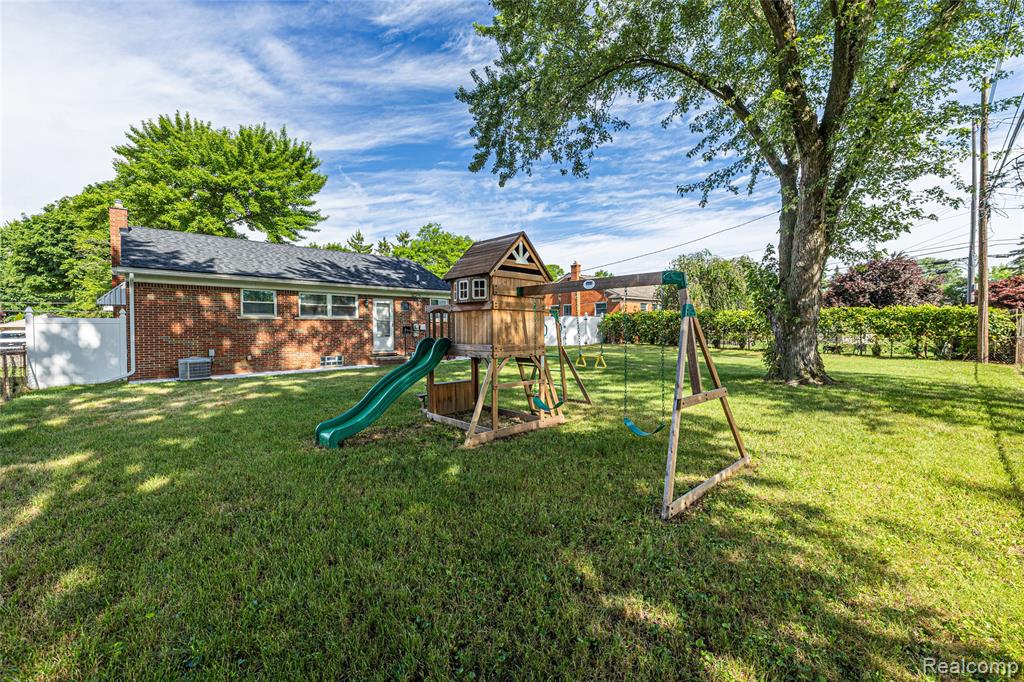 19044 Norwich Road Livonia, MI 48152 - Photo 22 of 27