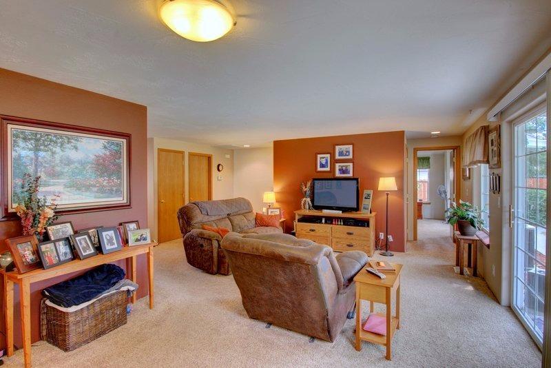557 Mitchell Way Central Point, OR 97502 - Photo 4 of 23 a living room with furniture and a flat screen tv