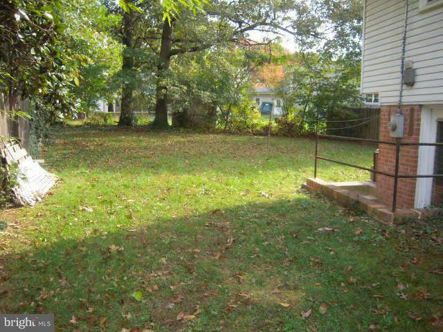 6432 Deepford Street Springfield, VA 22150 - Photo 18 of 28 Large, Level Backyard