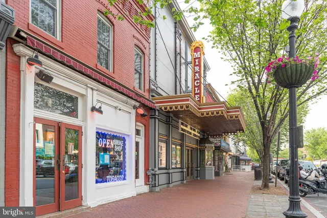 $1,275 | 711 G Street Southeast, Washington, DC 20003