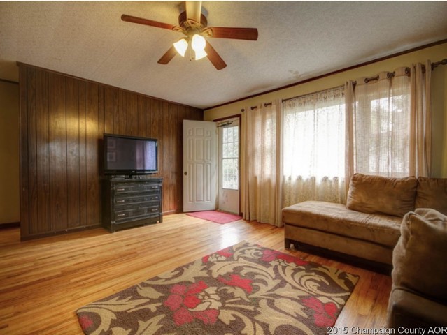 202 Center Street Seymour, IL 61875 - Photo 4 of 24