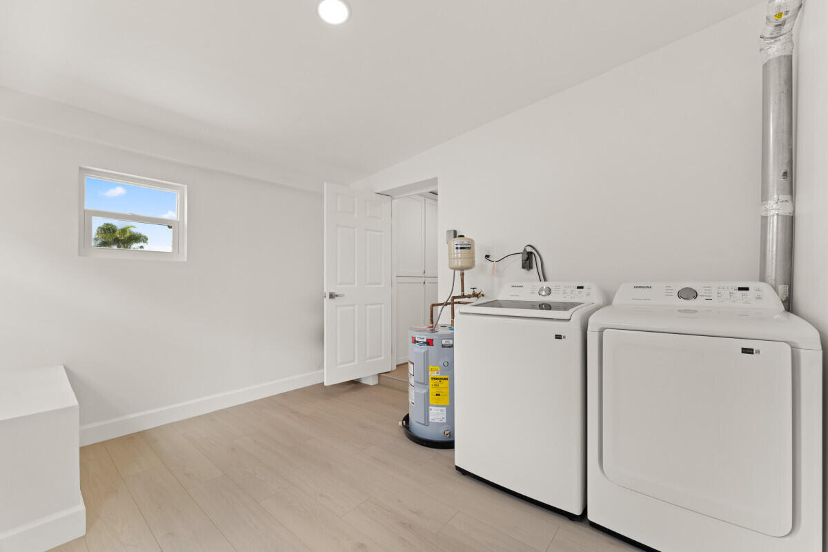 3797 Bahama Road Palm Beach Gardens, FL 33410 - Photo 8 of 27 a utility room with dryer and washer