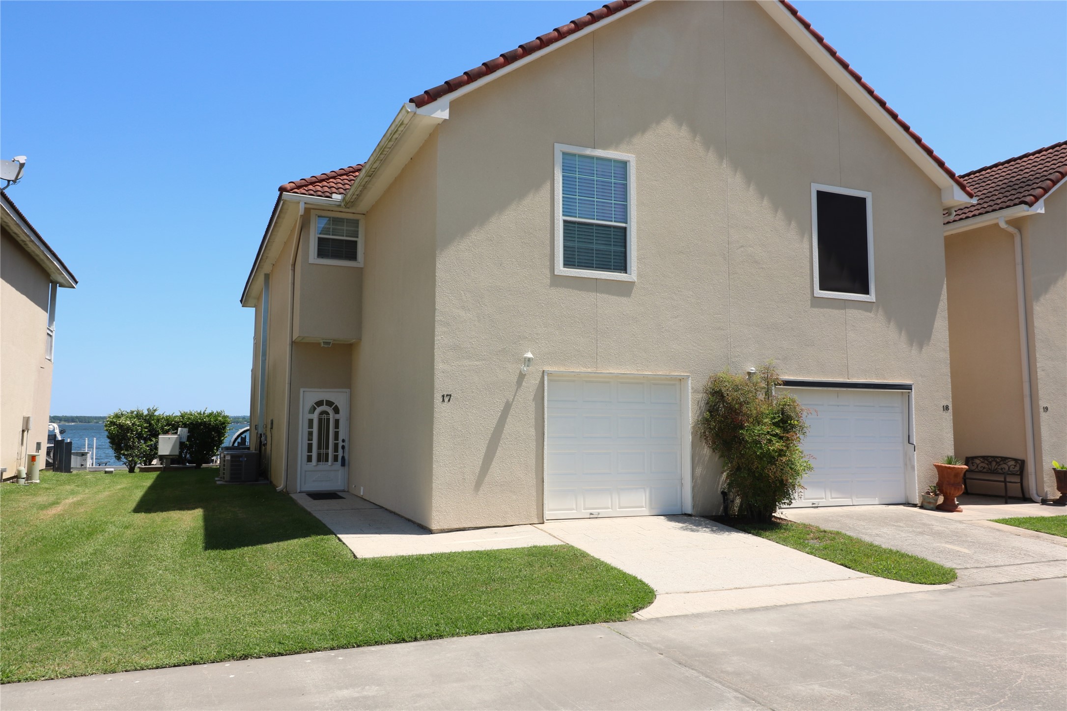 17 Regency Point Conroe, TX 77356 - Photo 33 of 38 Garage view end unit