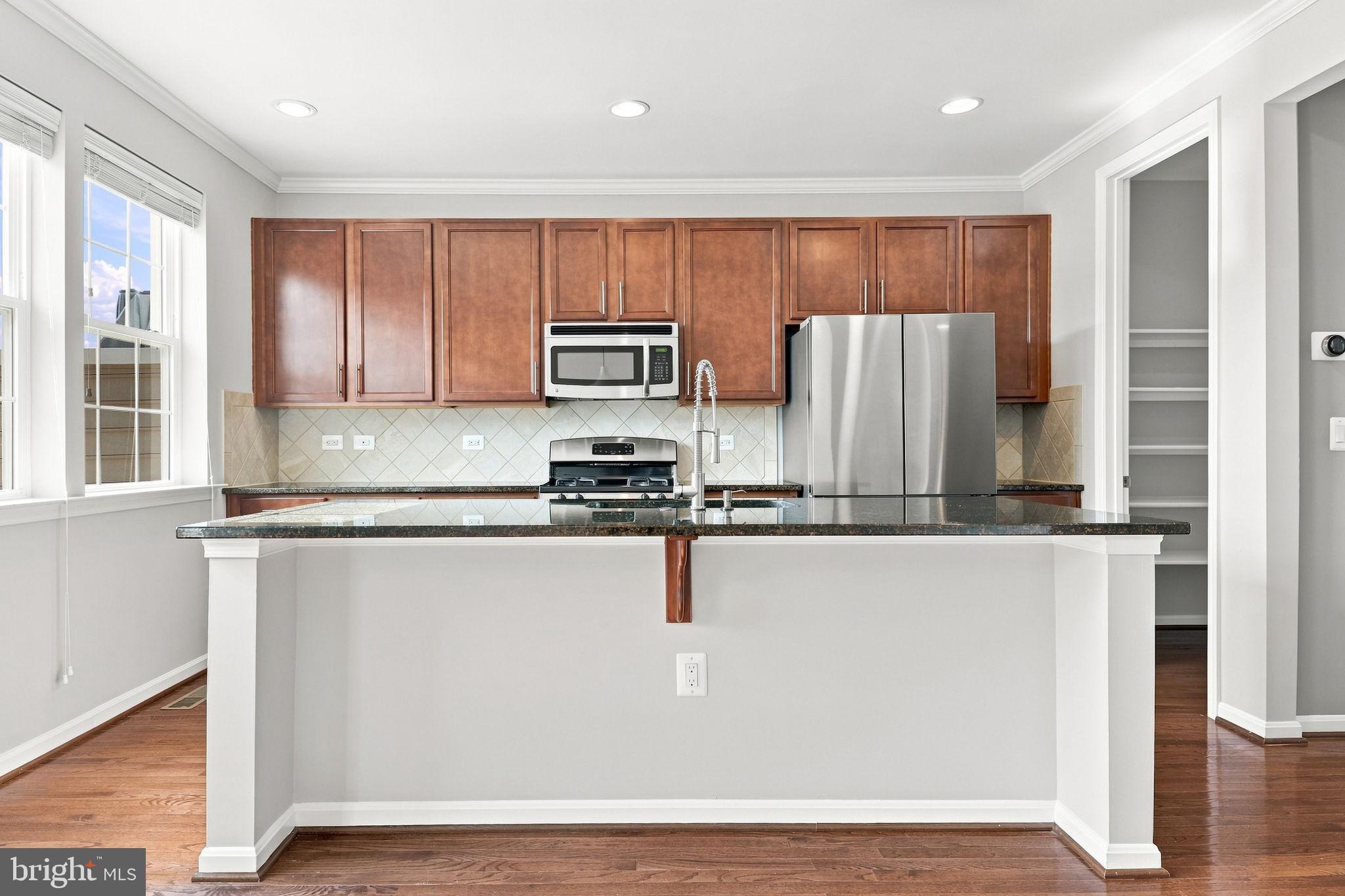 25678 Pleasant Valley Road Chantilly, VA 20152 - Photo 21 of 56 Oversized island i