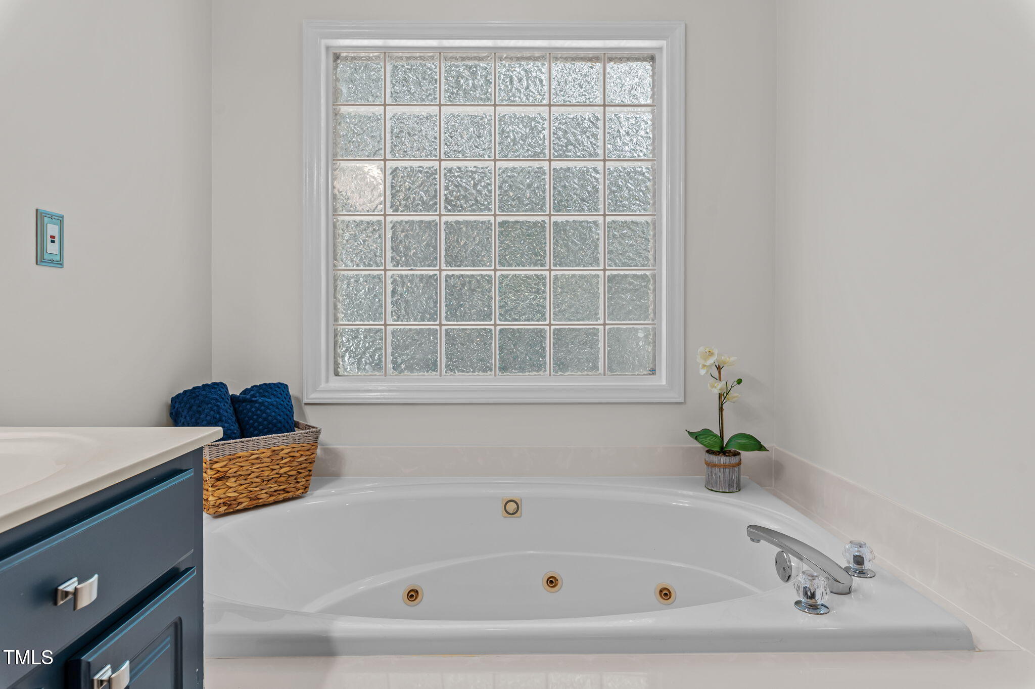 11924 Larka Court Raleigh, NC 27613 - Photo 19 of 44 a bathroom with a bathtub