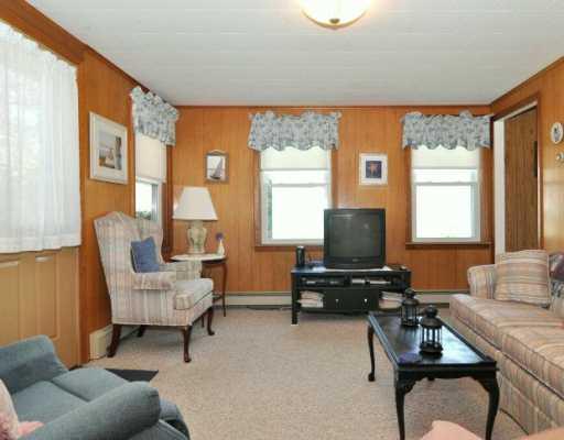 18 Ashbrook Road Narragansett, RI 02882 - Photo 5 of 12 Living Room.