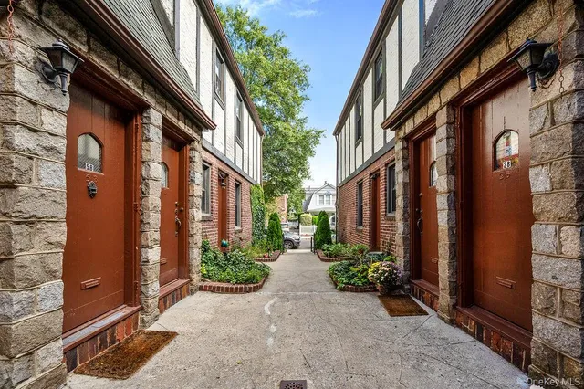 a view of a pathway along the building