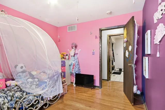a view of livingroom with furniture
