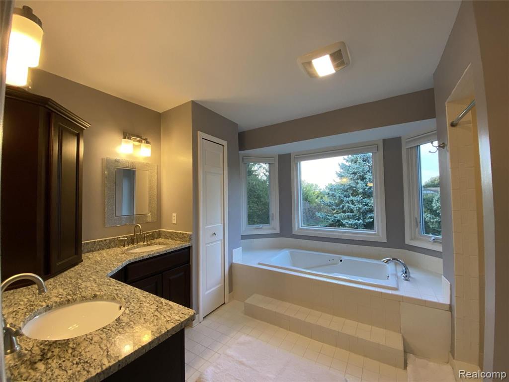 2462 Evergreen Court Rochester Hills, MI 48309 - Photo 24 of 28