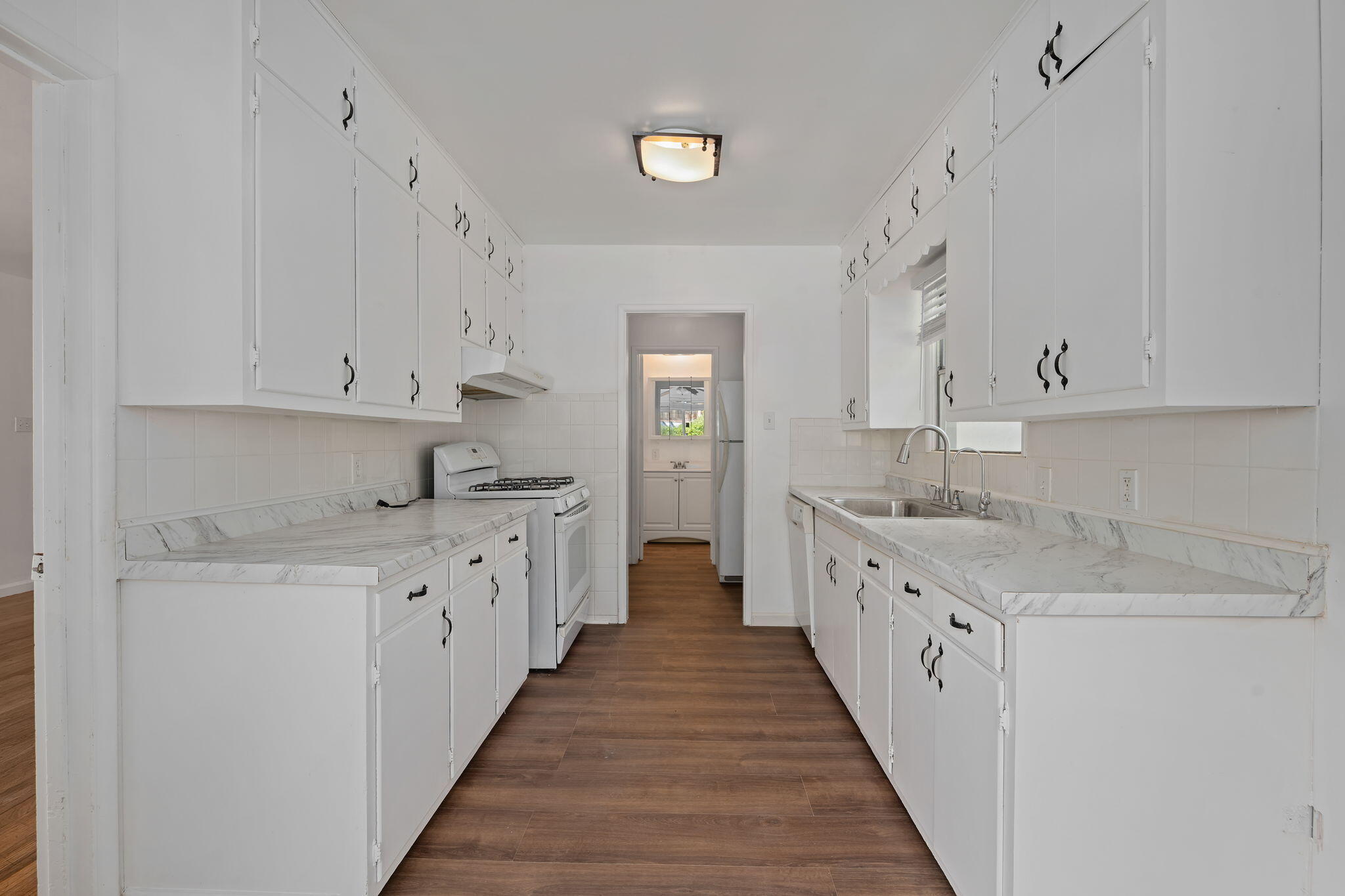 1545 West Valerio Street Santa Barbara, CA 93101 - Photo 6 of 22 07 - Kitchen