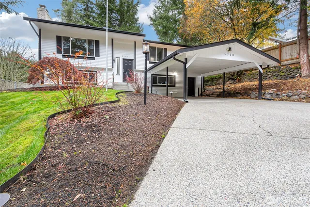 a view of the back yard of the house