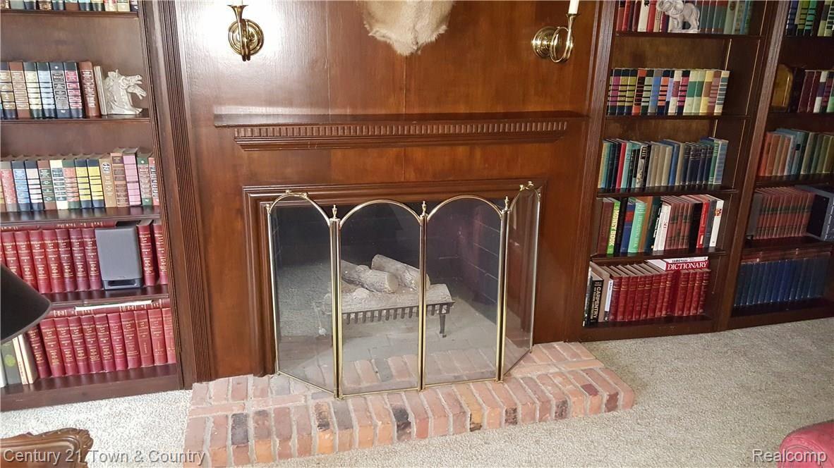 1400 Deerhurst Lane Rochester, MI 48307 - Photo 20 of 38 Natural Gas Fireplace