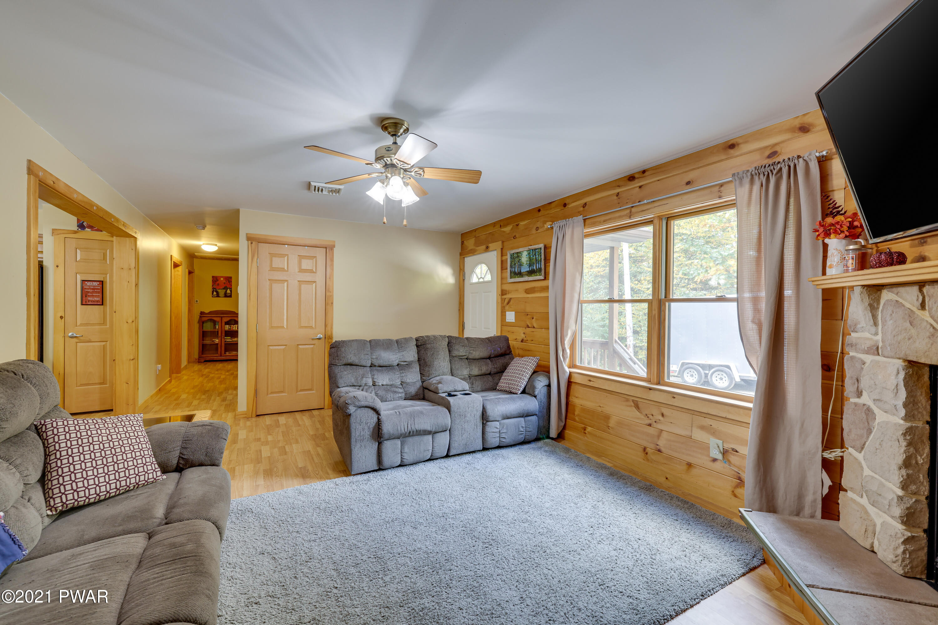 154 Creek Road Hawley, PA 18428 - Photo 9 of 34 livingrm.3