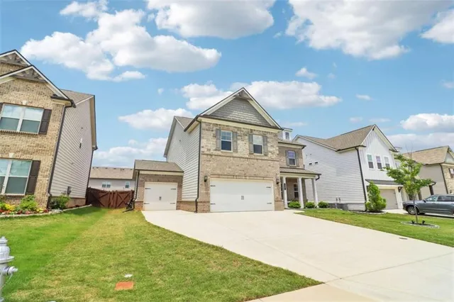 a view of a yard in front of house
