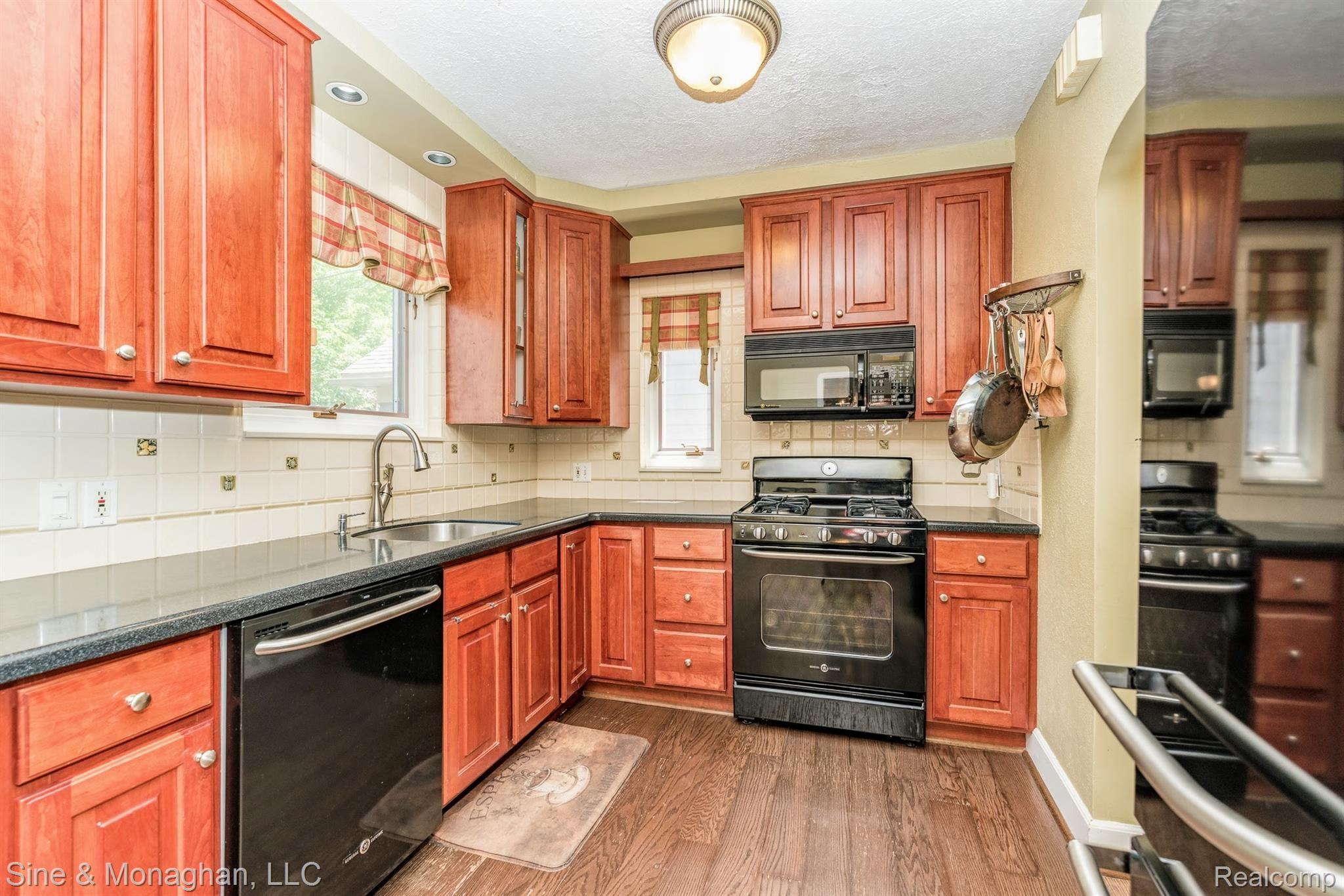 220 Fisher Road Grosse Pointe, MI 48230 - Photo 9 of 39 DSC_1075.jpg