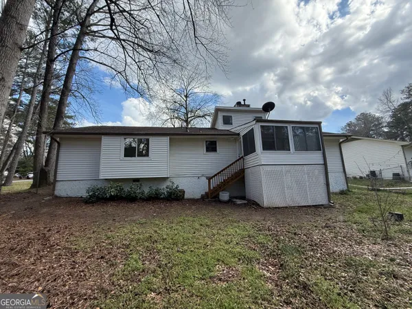 a view of a house with a yard