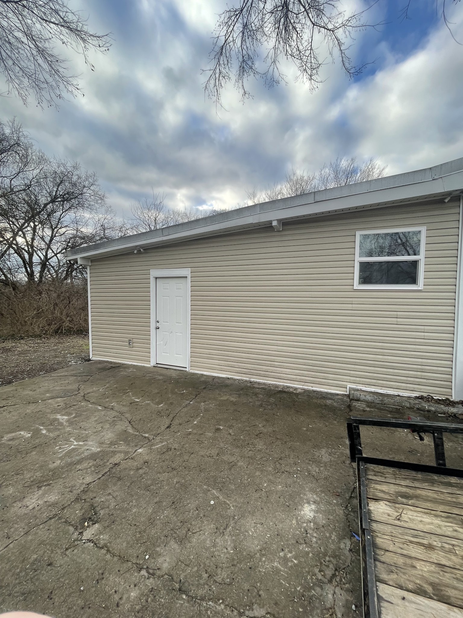 1021 West College Street, Unit B Murfreesboro, TN 37129 - Photo 2 of 5 a backyard of a house with large trees